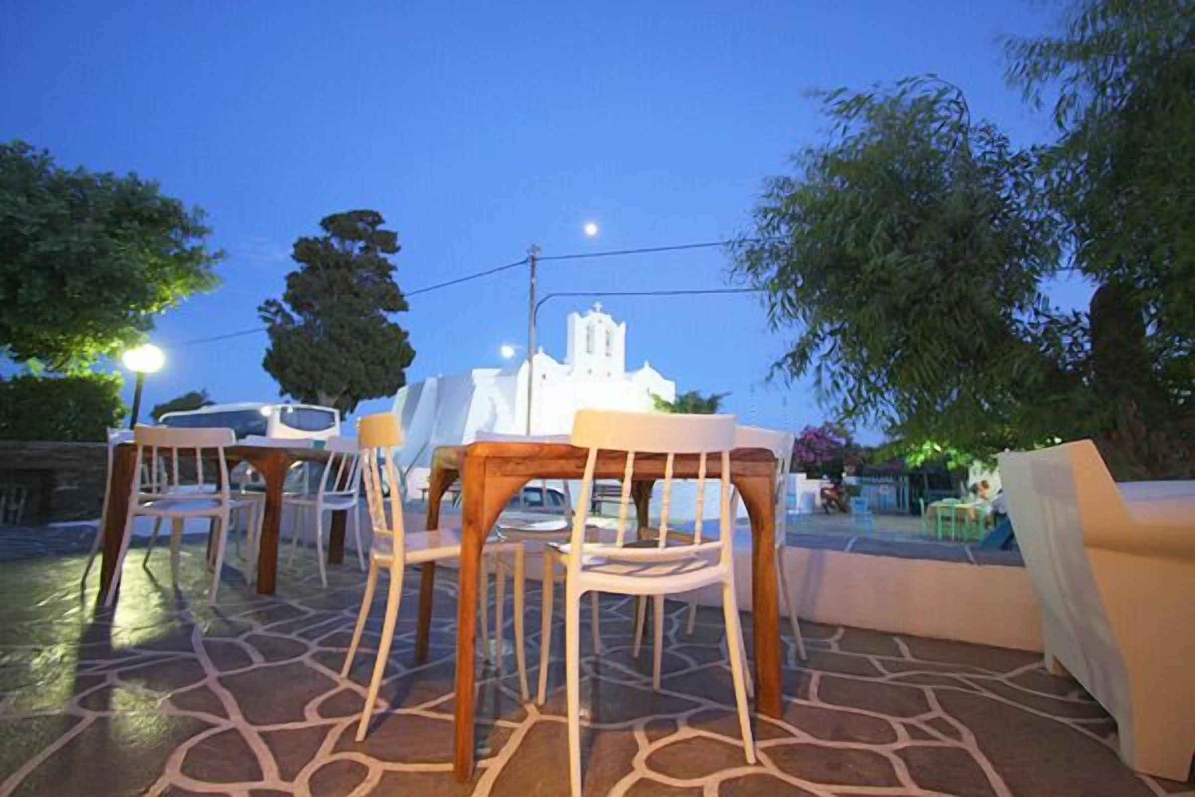 breakfast and dinner served, international cuisine