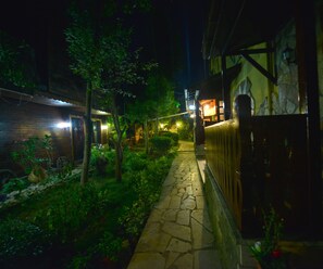 施設の正面 (日没後)