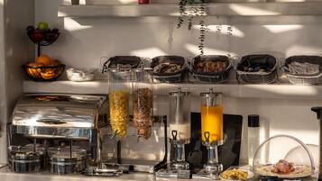 Se ofrece un desayuno bufé todos los días (por un coste adicional)