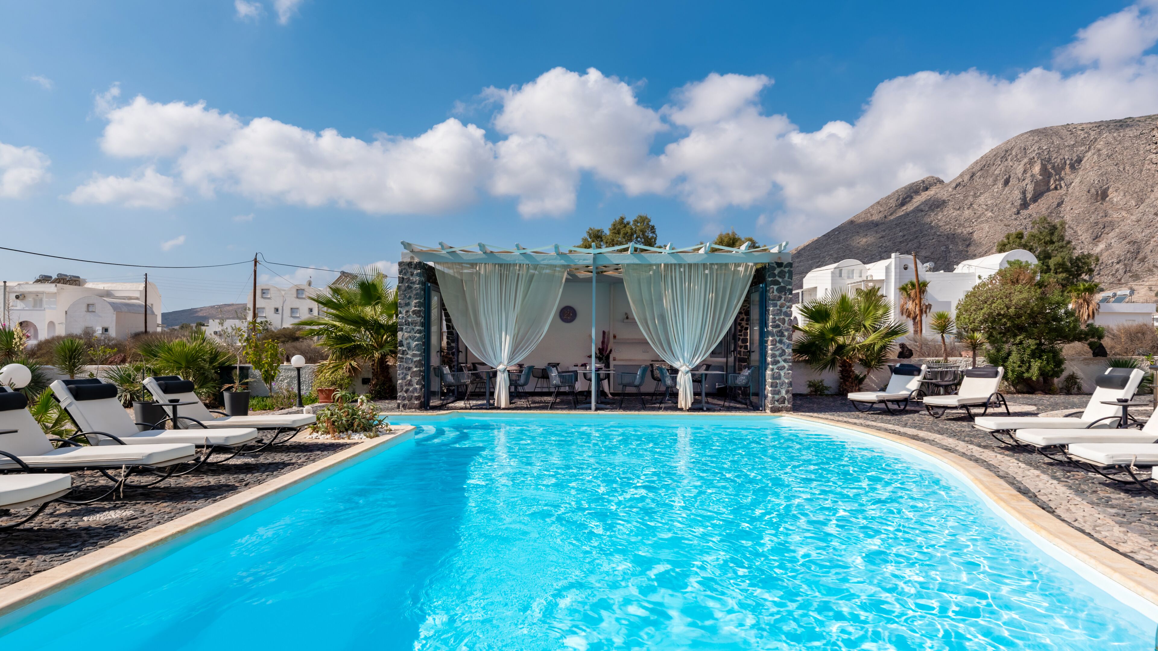 Piscine extérieure, accès possible de 7 h 30 à 20 h 30, parasols