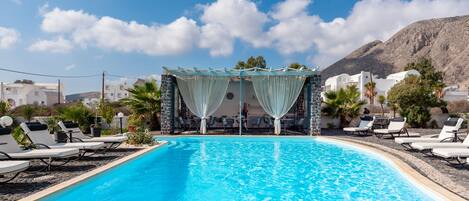 Piscine extérieure, accès possible de 7 h 30 à 20 h 30, parasols