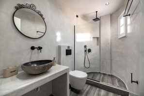 Chambre Double Supérieure | Salle de bain | Douche, articles de toilette gratuits, sÚche-cheveux, chaussons