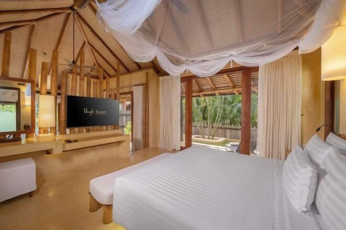 Premium bedding, in-room safe, desk, laptop workspace