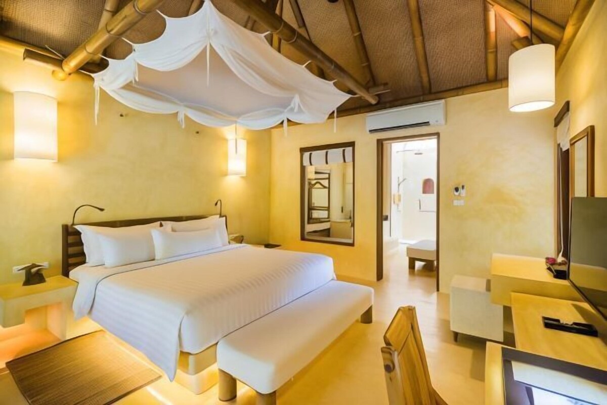 Premium bedding, in-room safe, desk, laptop workspace