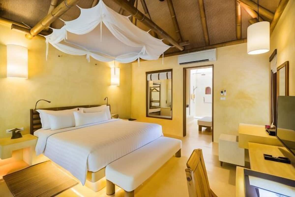 Premium bedding, in-room safe, desk, laptop workspace