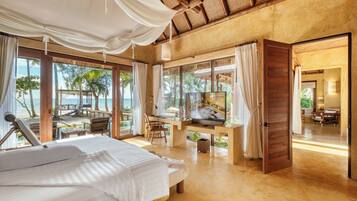 Beachfront Suite Pool Villa | Literie de qualité supérieure, coffres-forts dans les chambres, bureau