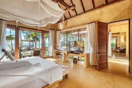 Beachfront Suite Pool Villa | Hochwertige Bettwaren, Zimmersafe, Schreibtisch