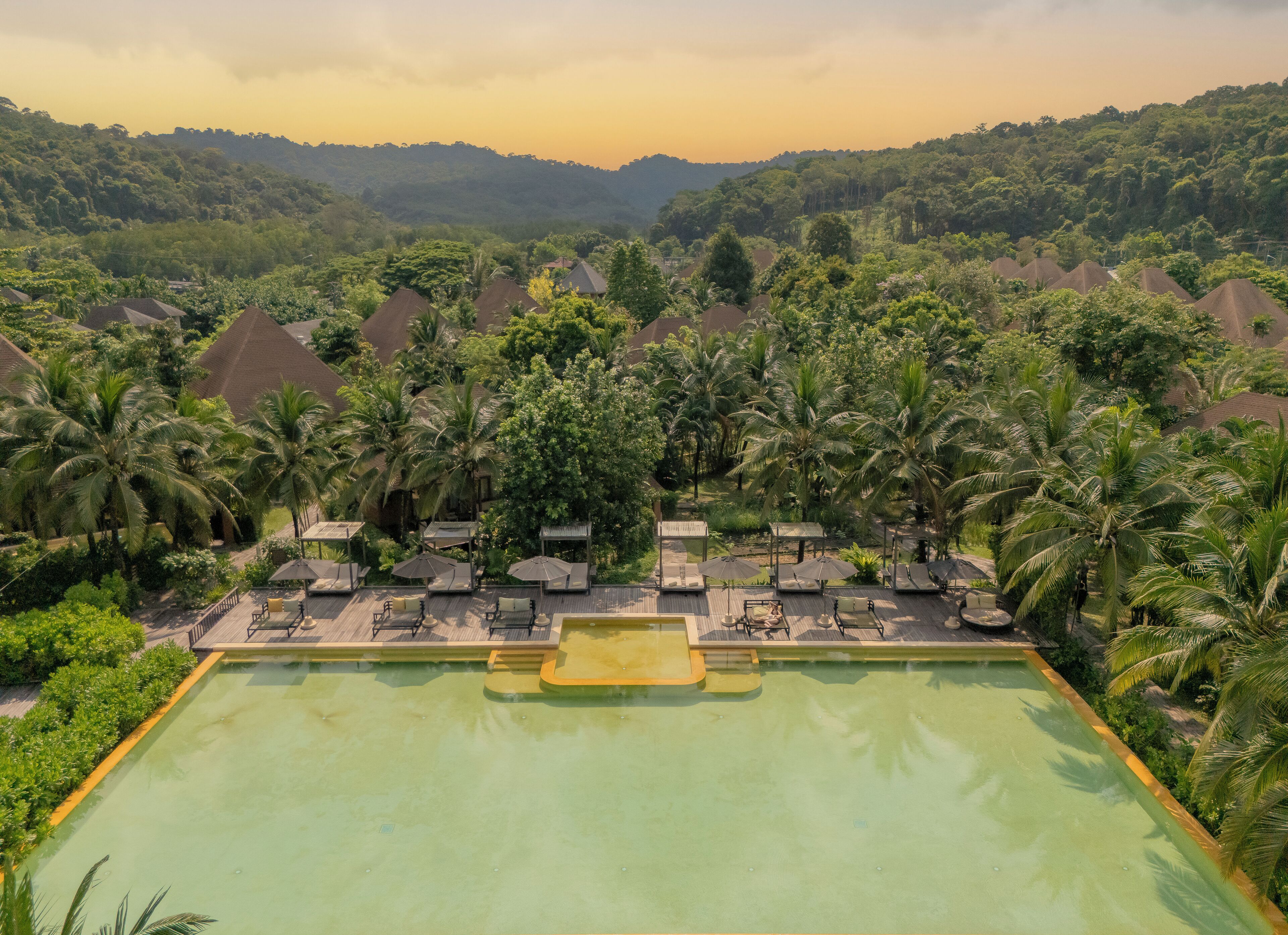 Kolam renang outdoor, dengan kursi berjemur