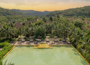 室外游泳池，日光浴躺椅