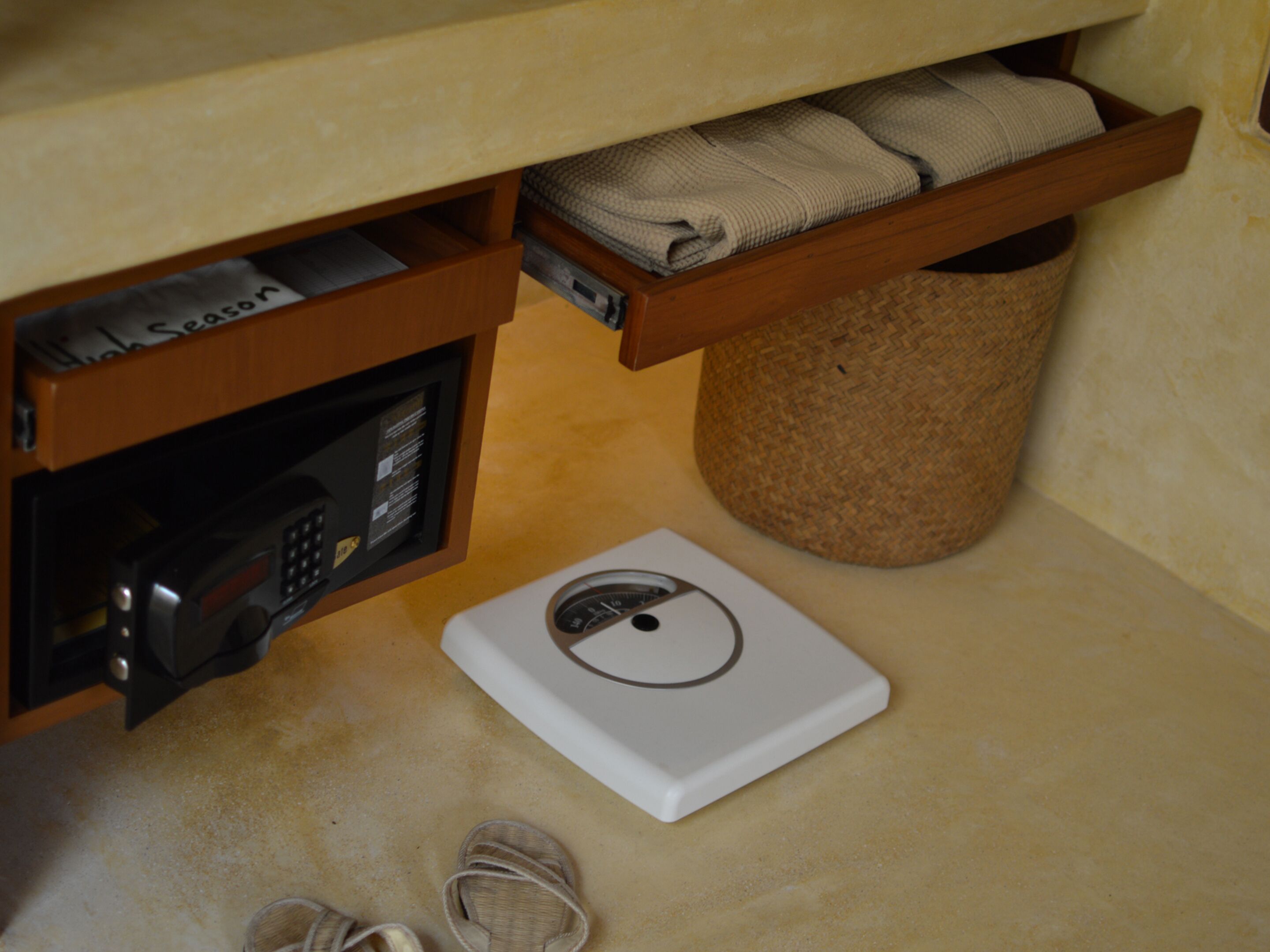 Une salle de bain équipée d’une balance intégrée, d’un four à micro-ondes et d’un porte-serviettes.