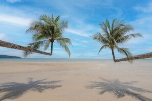 On the beach, white sand, beach towels, beach massages - High Season Pool Villa & Spa (Ko Kood)