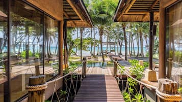 Beachfront Suite Pool Villa | Ropa de cama de alta calidad, caja fuerte, escritorio
