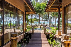 Beachfront Suite Pool Villa | Premium bedding, in-room safe, desk, laptop workspace