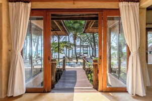 Beachfront Suite Pool Villa | Premium bedding, in-room safe, desk, laptop workspace