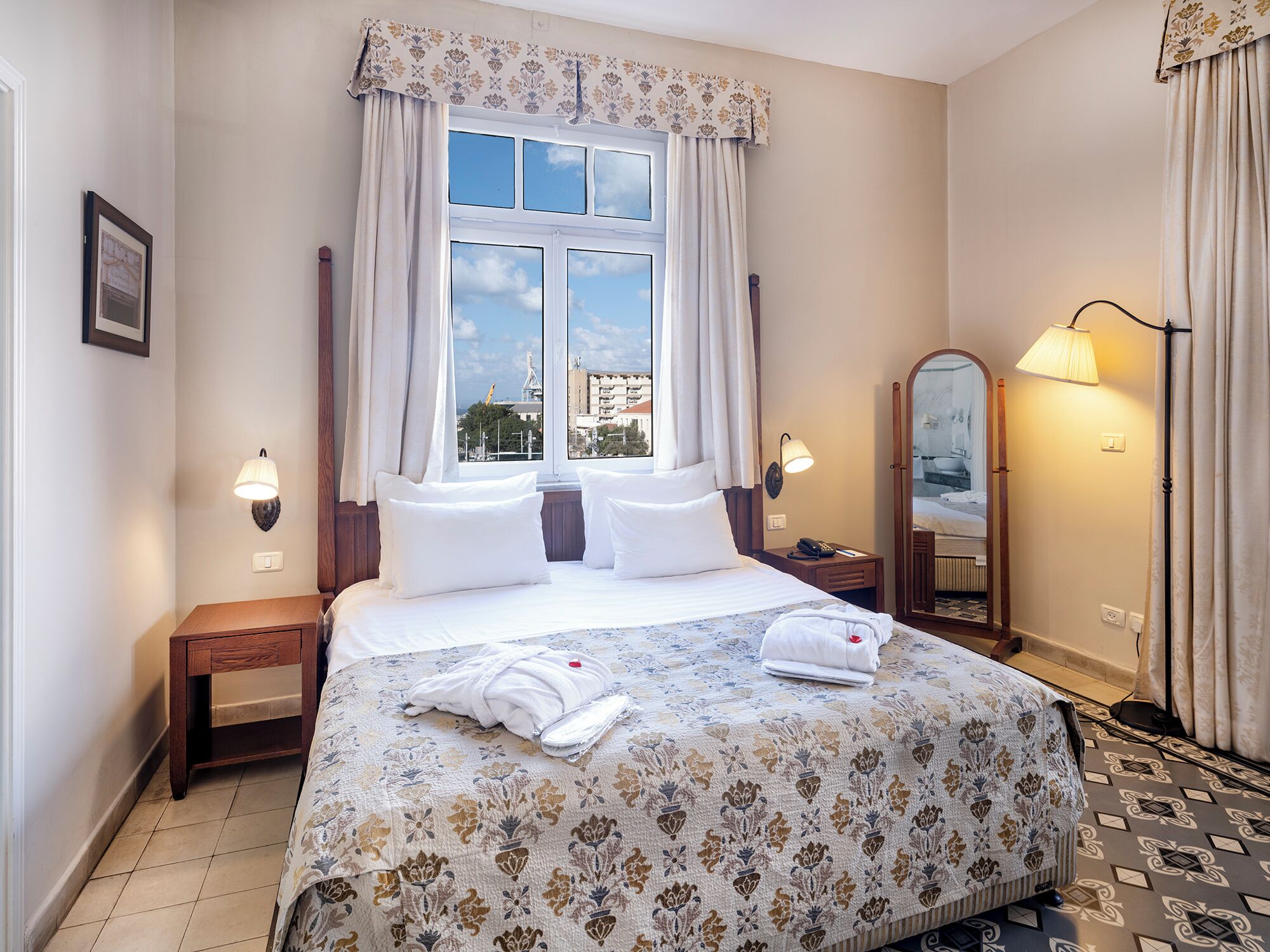 Minibar, in-room safe, desk, free WiFi