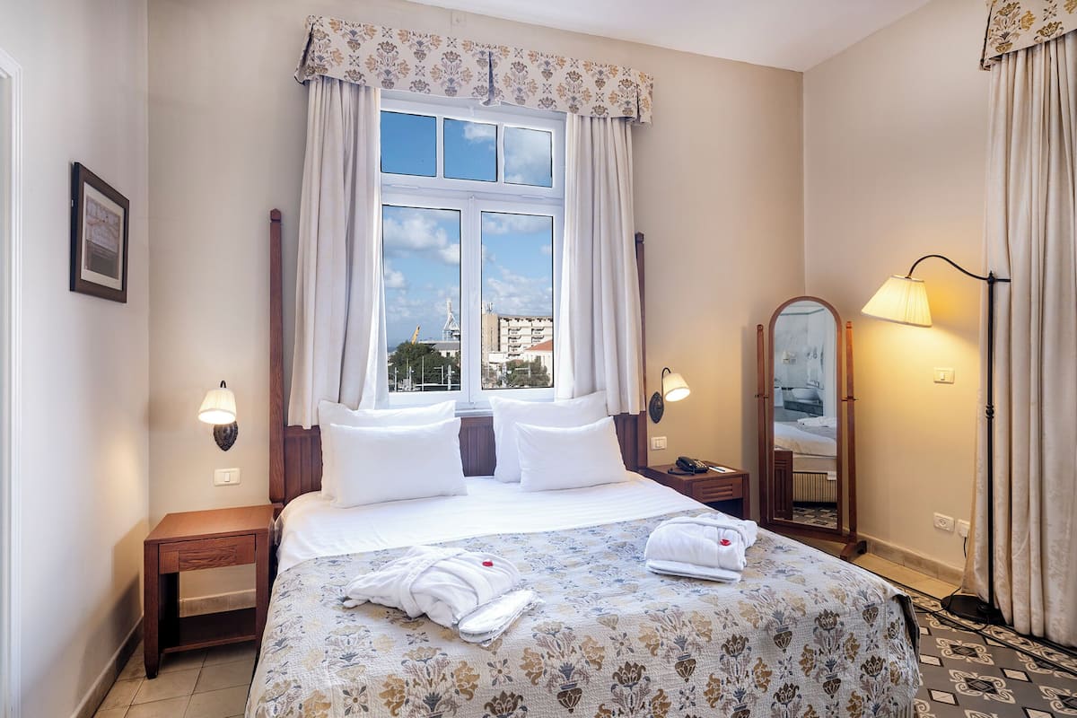 Minibar, in-room safe, desk, free WiFi