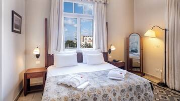 Minibar, in-room safe, desk, free WiFi