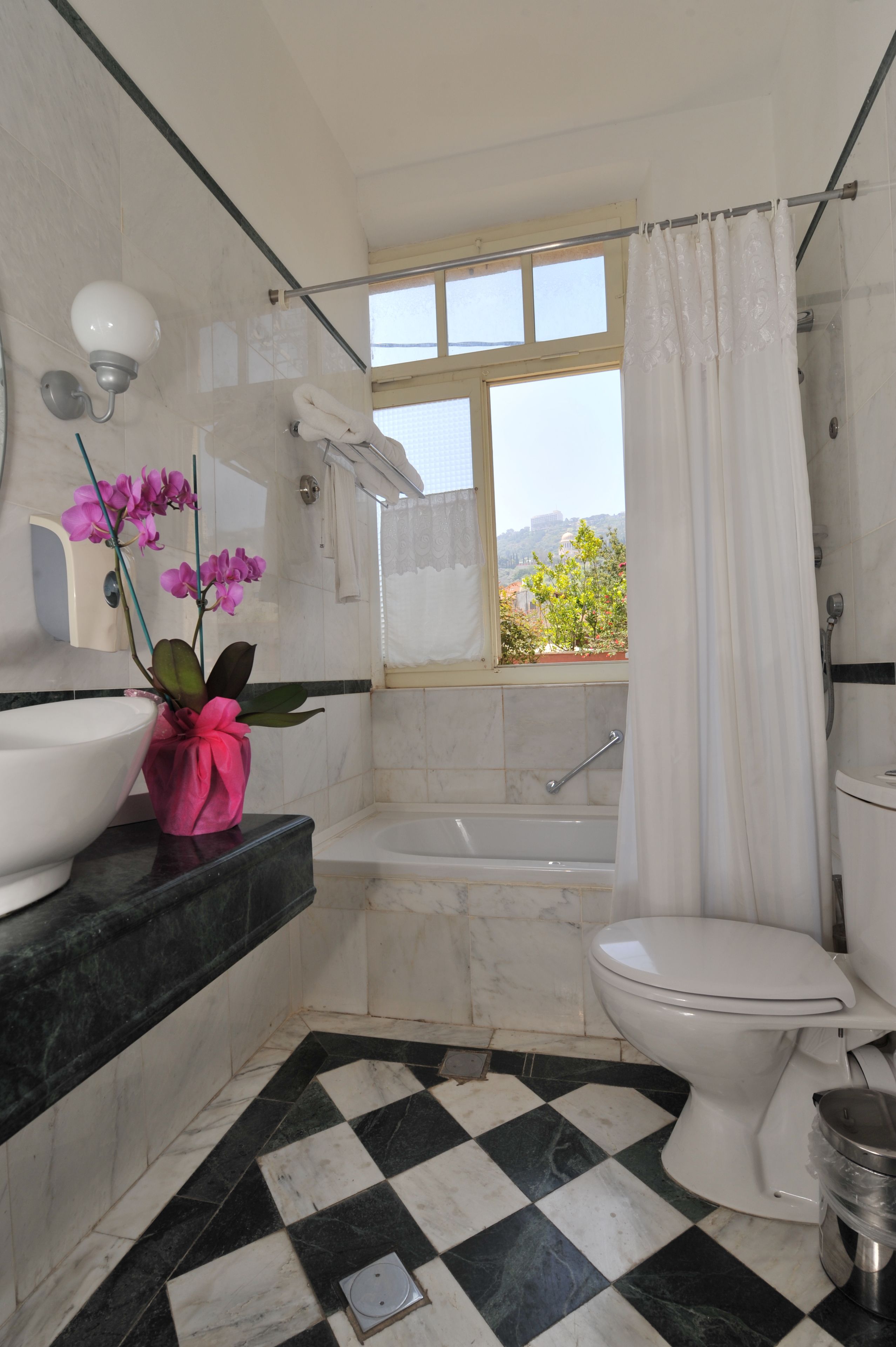 standard room, 1 double bed | bathroom | free toiletries, hair dryer, bathrobes, slippers