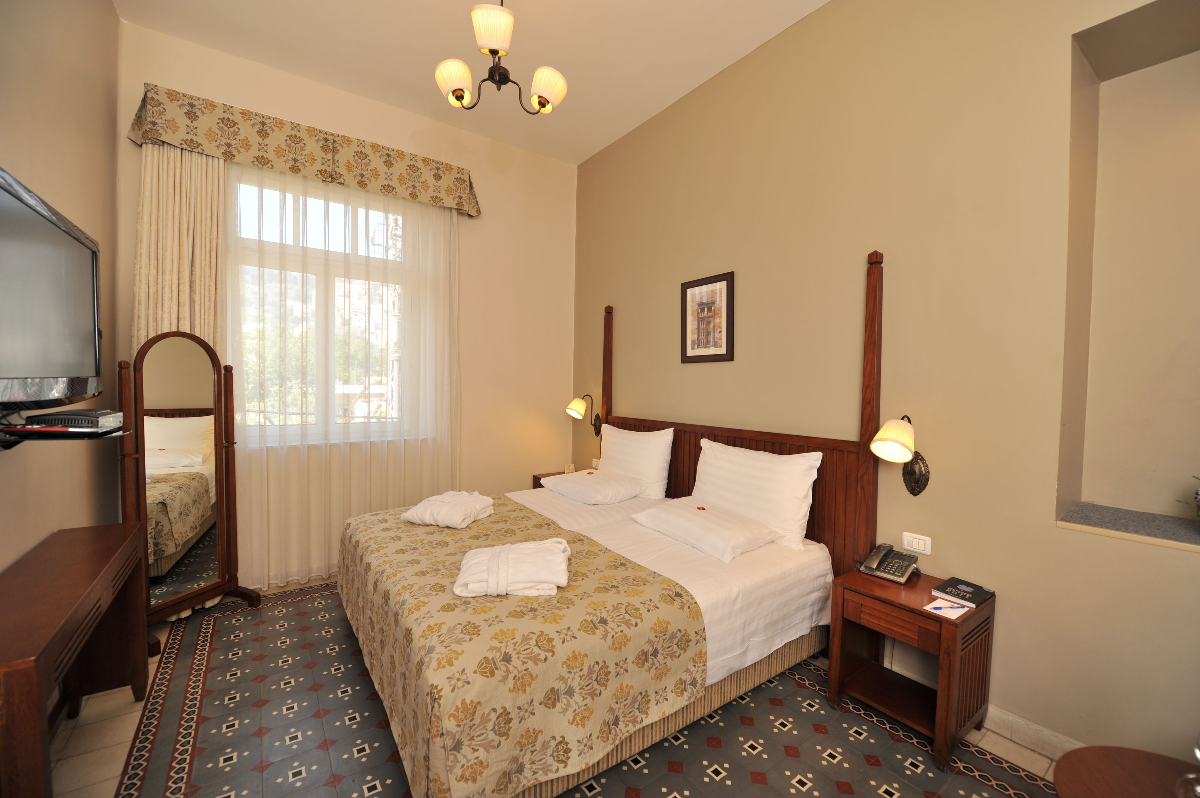 deluxe room | minibar, in-room safe, desk, free wifi