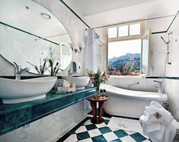 Artículos de tocador gratuitos, secador de pelo, batas, pantuflas