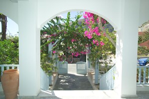 Property grounds - Sellada Apartments (Santorini)