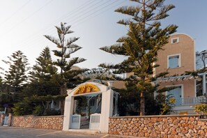 Property entrance - Sellada Apartments (Santorini)