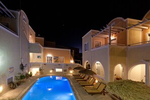 Outdoor pool, open 8 AM to 8 PM, pool umbrellas, sun loungers - Sellada Apartments (Santorini)