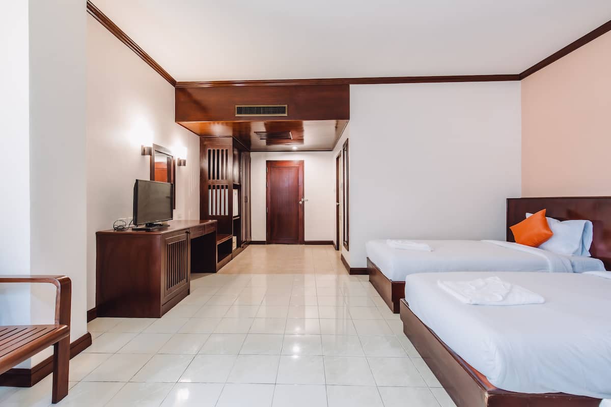 Kamar Keluarga (Budget) | Brankas, meja kerja, ruang kerja ramah laptop, dan tirai kedap cahaya