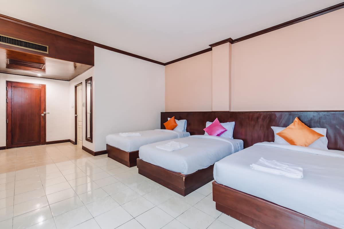Standard Triple Room | Brankas, meja kerja, ruang kerja ramah laptop, dan tirai kedap cahaya