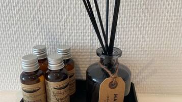 A tray with various bottles of essential oils and a diffuser.