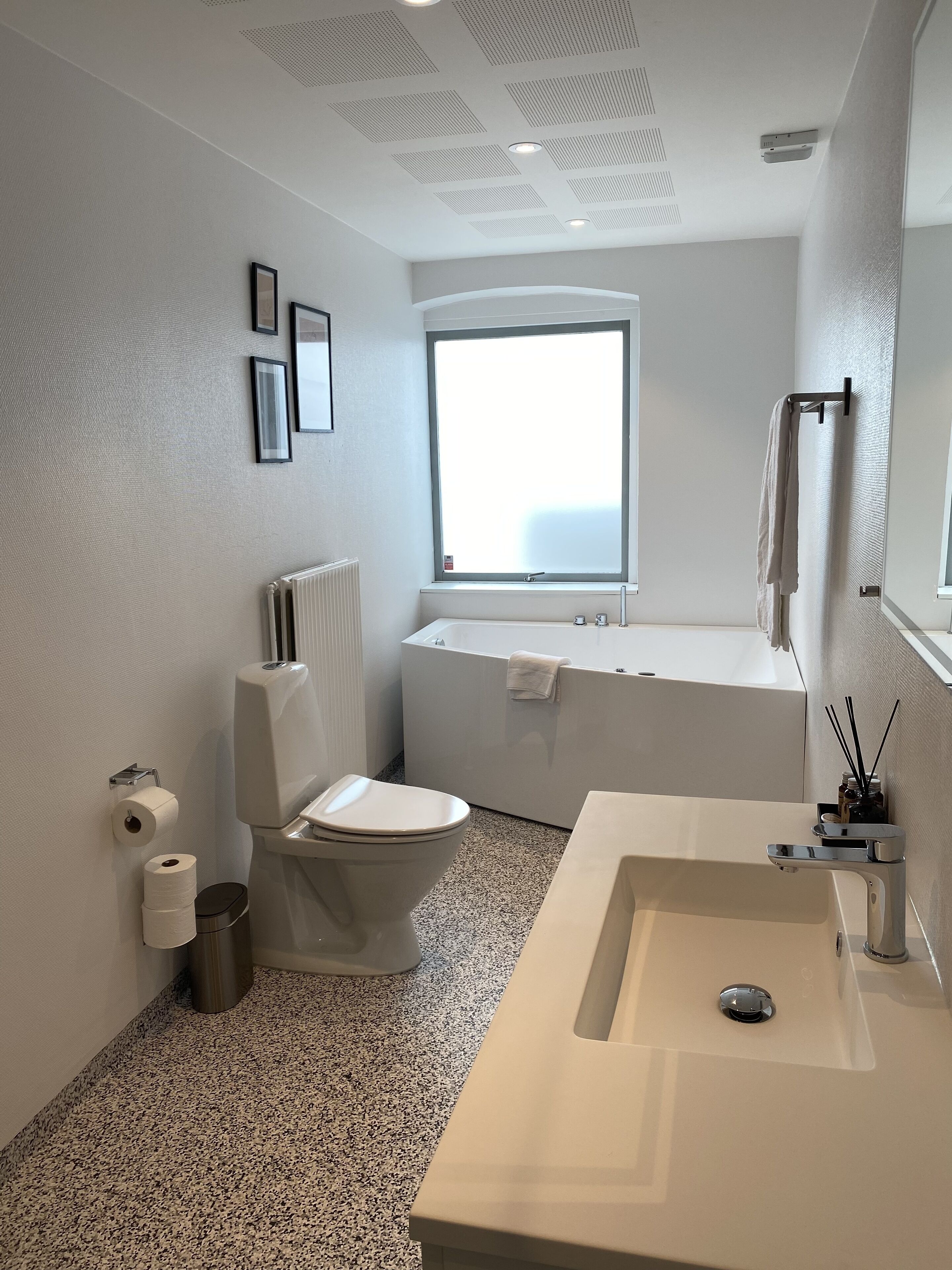 Douche, articles de toilette écologiques, sèche-cheveux