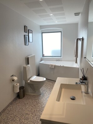 Shower, eco-friendly toiletries, hair dryer, towels - Hotel Røde-Kro (Rodekro)