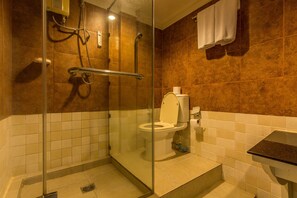 Superior Room | Bathroom | Shower, rainfall showerhead, towels - Sam's Lodge (Bangkok)