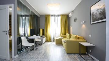 Apartemen Deluks, 1 kamar tidur, balkon | Ruang keluarga | TV