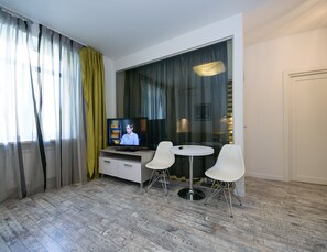 Deluxe Apartment, 1 Bedroom | Living room | TV - Partner Guest House Shevchenko (Kyiv)