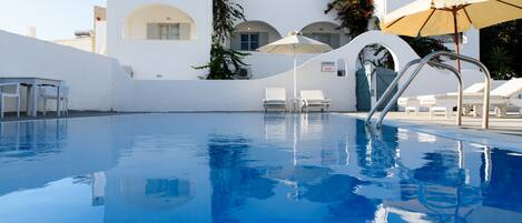 Outdoor pool, pool umbrellas, sun loungers