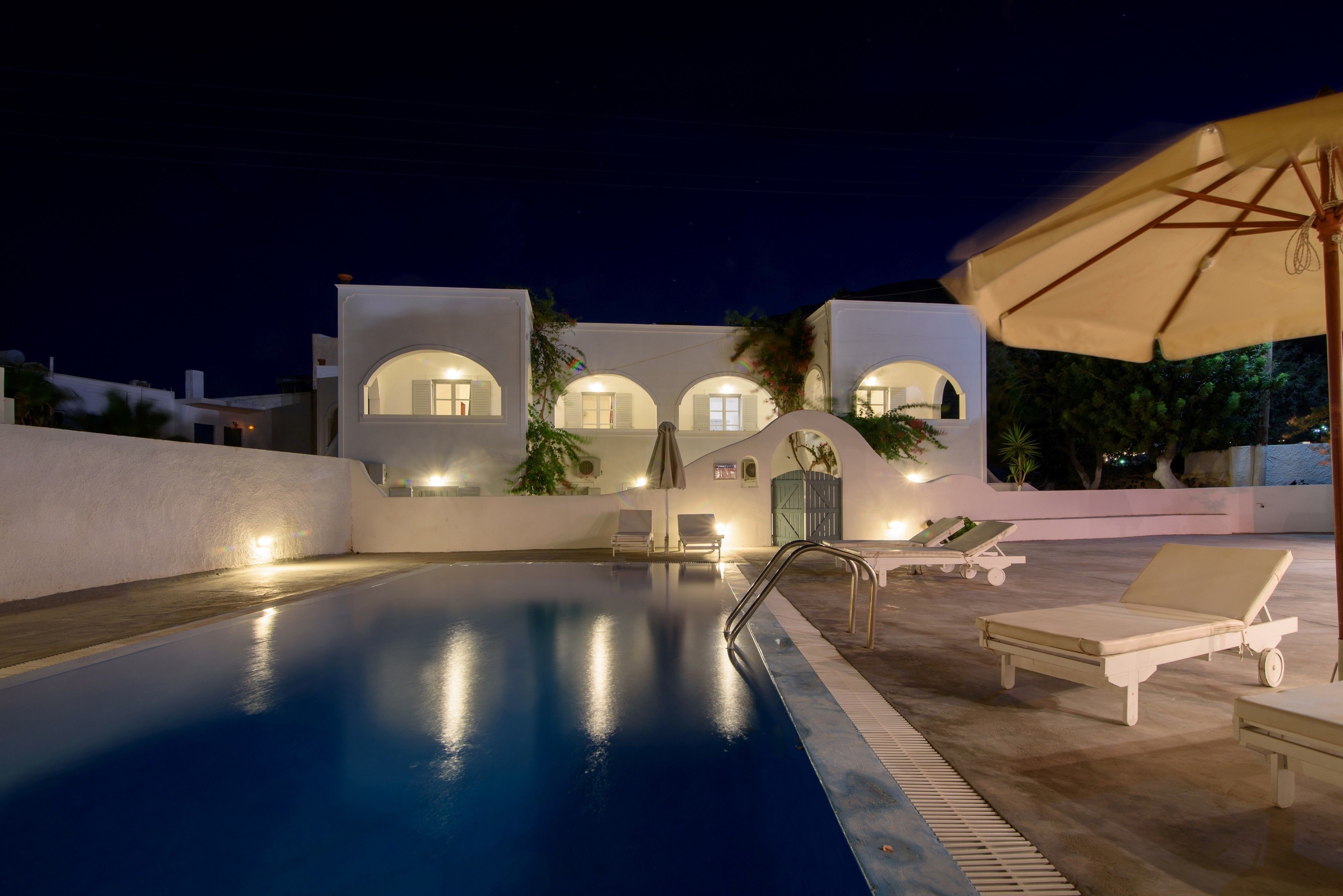 Outdoor pool, pool umbrellas, sun loungers