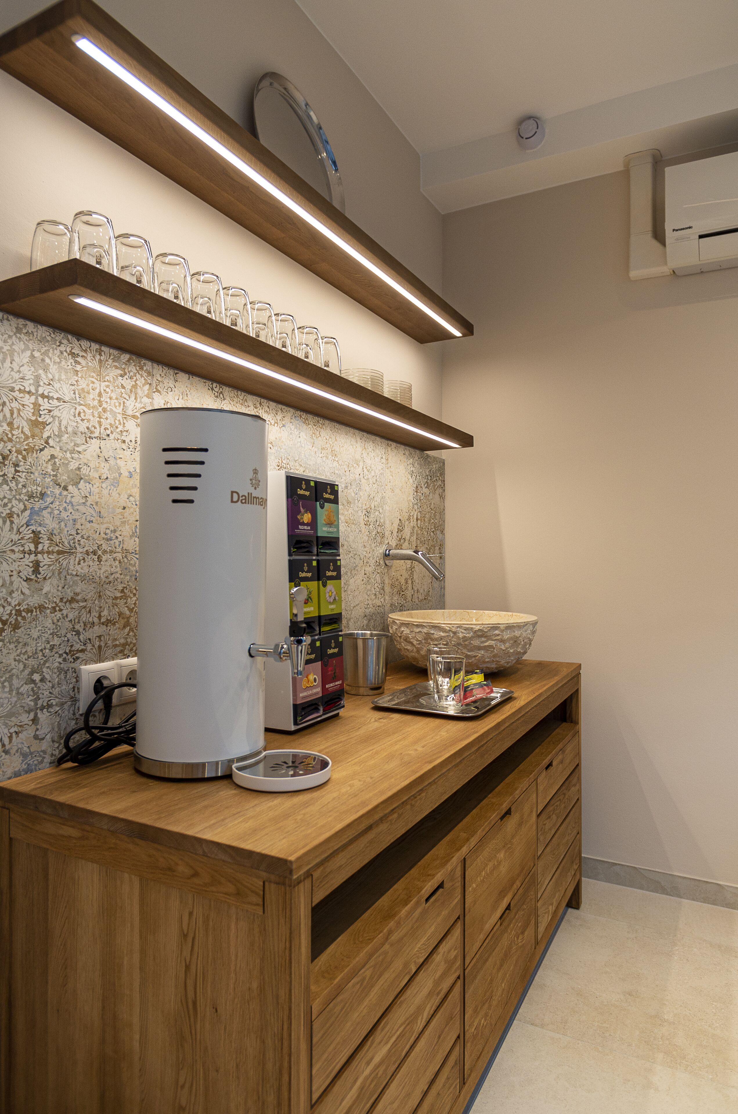 Una cocina moderna con cafetera, pileta y encimera de madera.