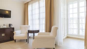 Superior Double Room, Garden View | Living area