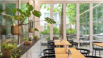 Petit déjeuner buffet servi tous les jours en supplément