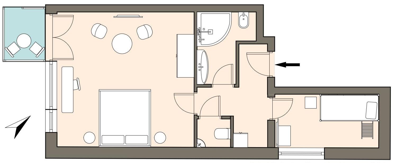 Disposizione di una camera d'albergo con un letto, una scrivania, una sedia, un tavolino e un bagno completo di lavabo e WC.