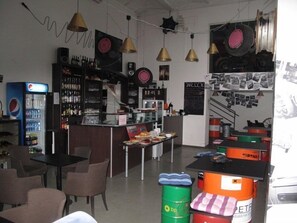 Dining - All Central Hostel (Budapest)