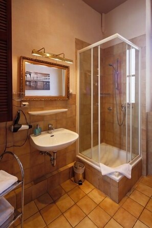 Shower, free toiletries, hair dryer, towels - Hotel Avalon (Hannover)