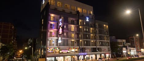 Façade de lâhĂ©bergement â soirĂ©e/nuit