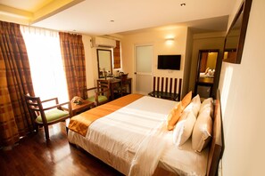 Superior Deluxe King | Premium bedding, in-room safe, desk, laptop workspace