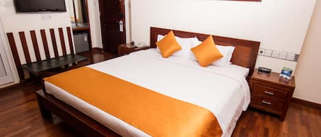 أغطية فراش متميزة وخزنة داخل الغرفة ومكتب ومساحة عمل للكمبيوتر المحمول