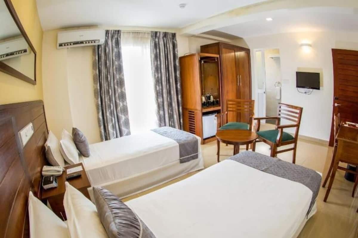 Ropa de cama de alta calidad y caja de seguridad en la habitación