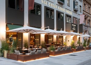La Guest House Vienna dispose d’une terrasse et d’une enseigne indiquant la présence d’une boulangerie.