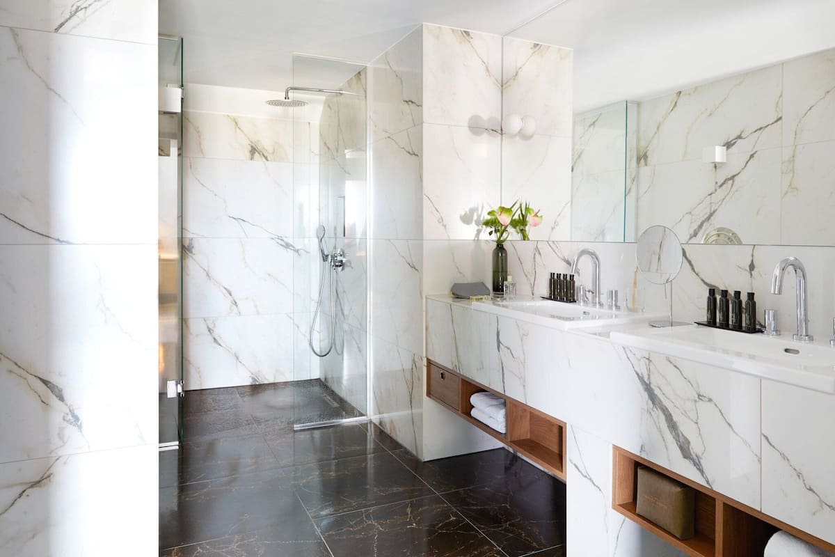 1 bedroom, egyptian cotton sheets, premium bedding, down duvets