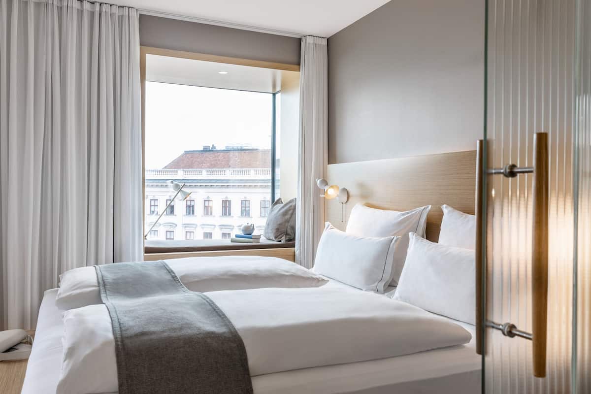 1 bedroom, egyptian cotton sheets, premium bedding, down duvets